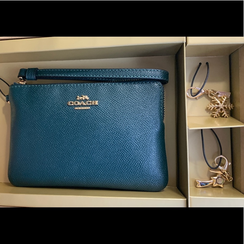 Authentic COACH Leather zip wristlet & 2 charms set - Picture 8 of 9